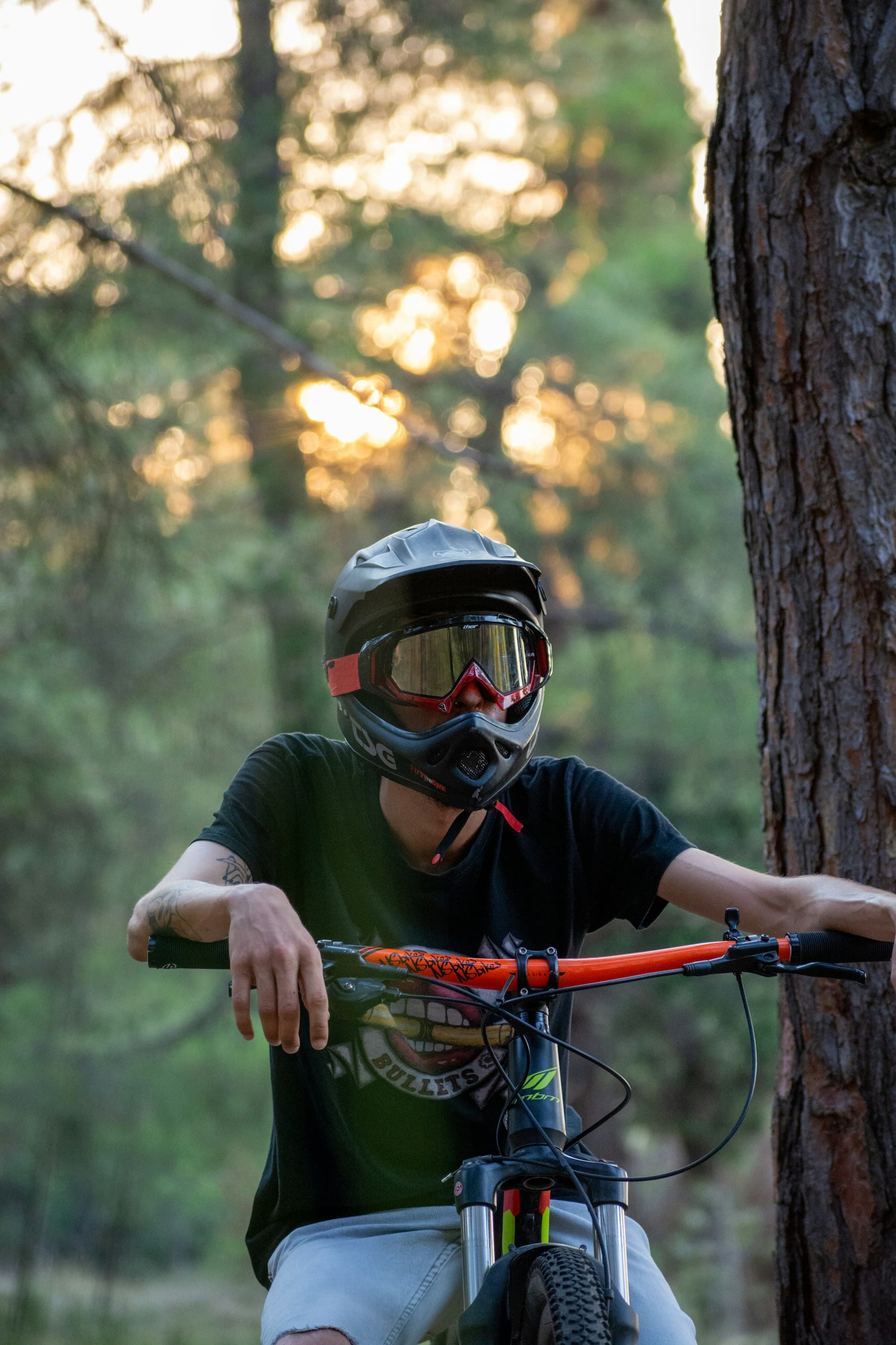 APEX Series MTB goggle product render with magnetic lens swap and ventilated design